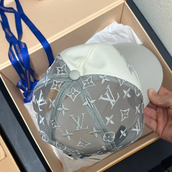 Louis Vuitton Gray and white Monogram Cap - Picture 9 of 10